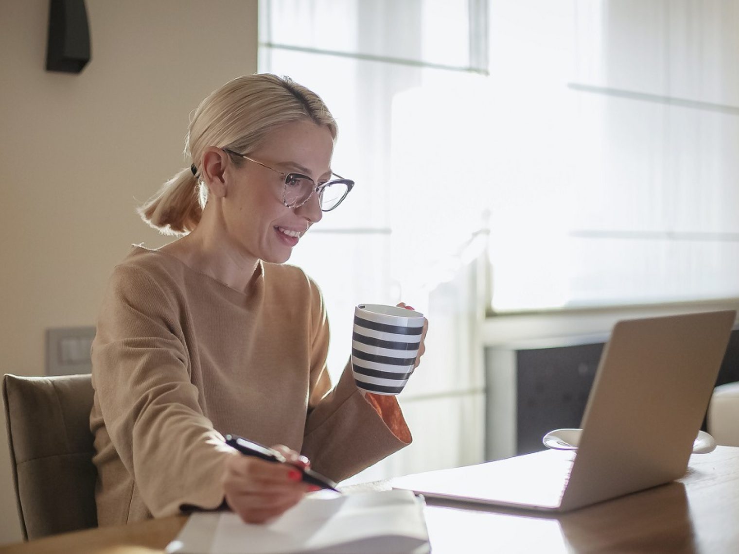 Woman comparing pros and cons of mortgage term lengths.